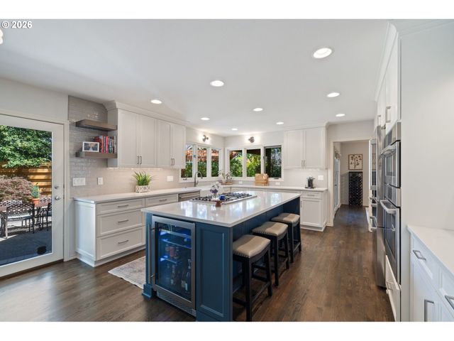 13852 TAYLORS CREST Ln, Lake Oswego, OR 97035