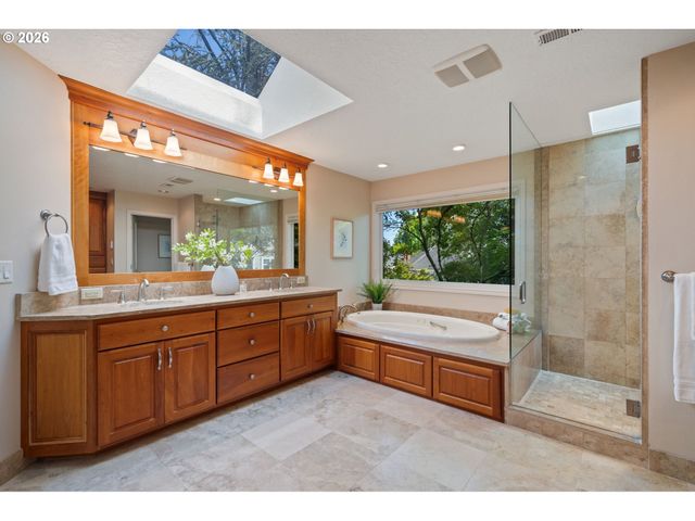13852 TAYLORS CREST Ln, Lake Oswego, OR 97035