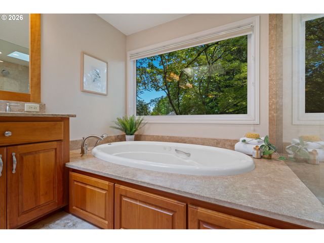 13852 TAYLORS CREST Ln, Lake Oswego, OR 97035