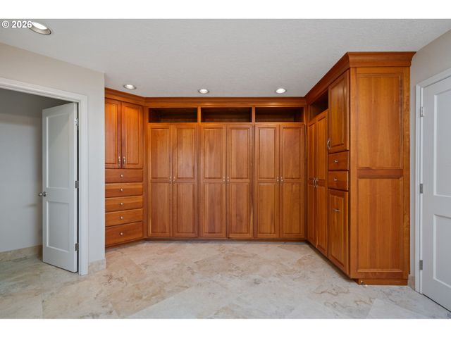 13852 TAYLORS CREST Ln, Lake Oswego, OR 97035