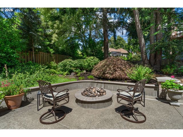 13852 TAYLORS CREST Ln, Lake Oswego, OR 97035