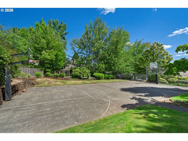 13852 TAYLORS CREST Ln, Lake Oswego, OR 97035