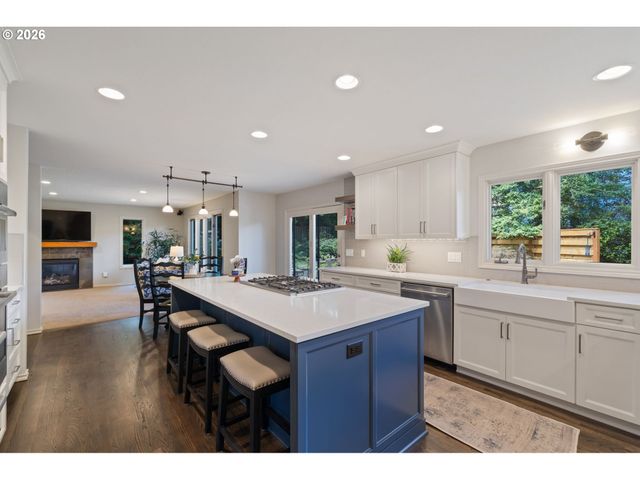 13852 TAYLORS CREST Ln, Lake Oswego, OR 97035
