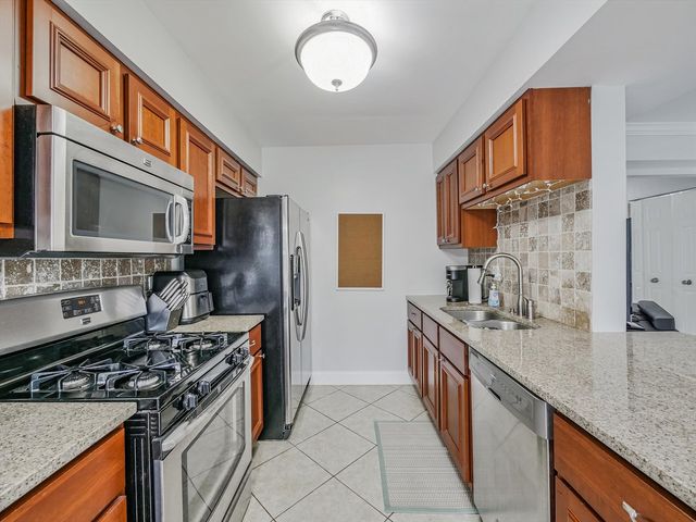 282 E Shag Bark Lane, Streamwood, IL 60107