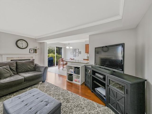 282 E Shag Bark Lane, Streamwood, IL 60107