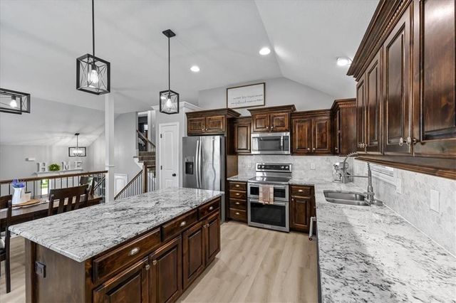 806 154th Circle, Basehor, KS 66007
