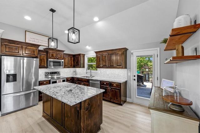 806 154th Circle, Basehor, KS 66007