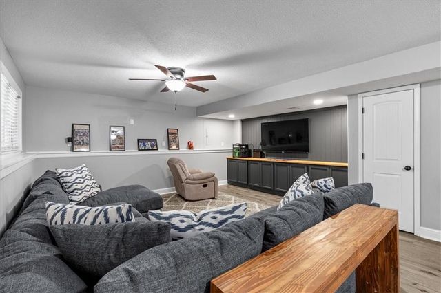 806 154th Circle, Basehor, KS 66007