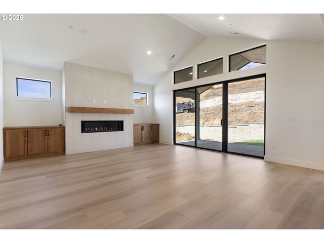803 N V St, Washougal, WA 98671