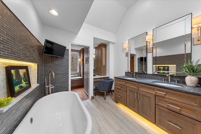 2324 W MCLEAN Avenue, Chicago, IL 60647