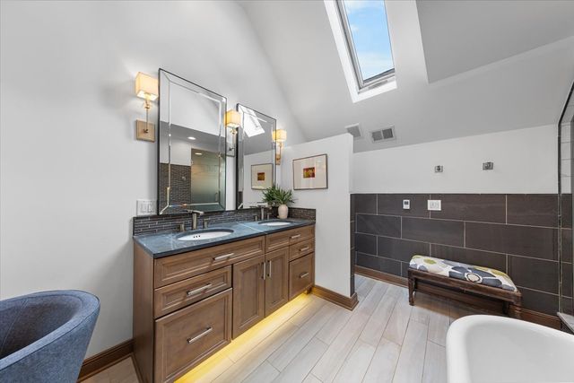 2324 W MCLEAN Avenue, Chicago, IL 60647