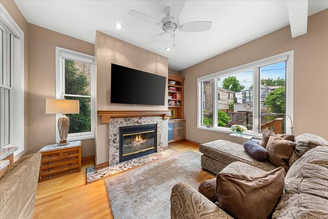2324 W MCLEAN Avenue, Chicago, IL 60647