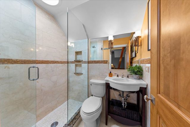 2324 W MCLEAN Avenue, Chicago, IL 60647