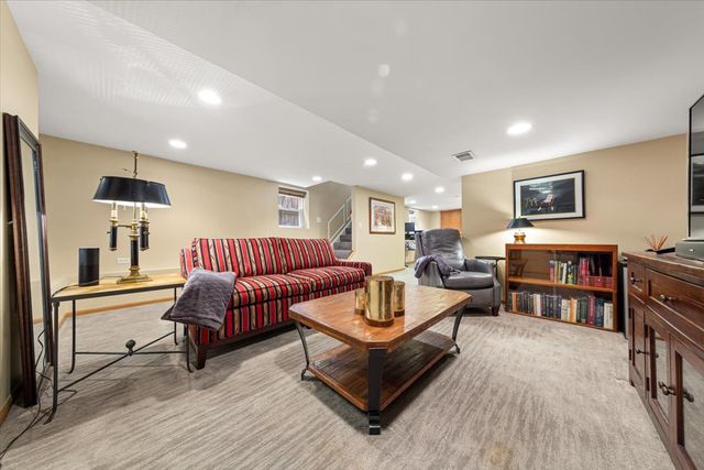 2324 W MCLEAN Avenue, Chicago, IL 60647