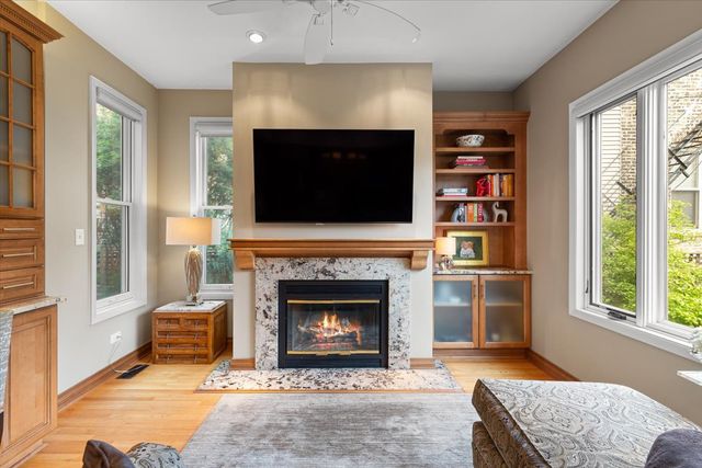2324 W MCLEAN Avenue, Chicago, IL 60647