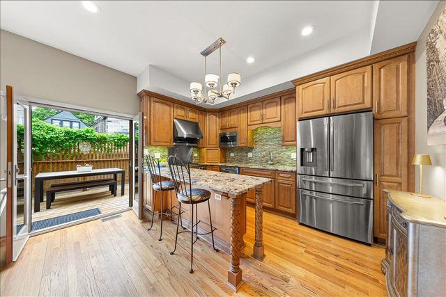 2324 W MCLEAN Avenue, Chicago, IL 60647