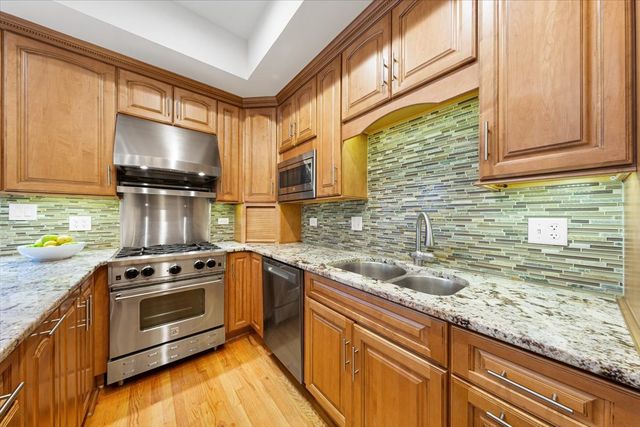 2324 W MCLEAN Avenue, Chicago, IL 60647