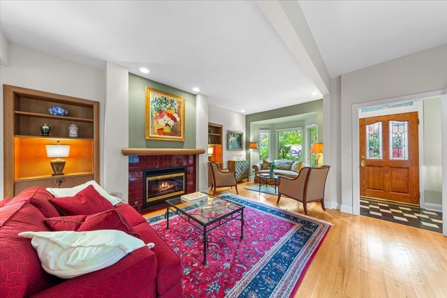 2324 W MCLEAN Avenue, Chicago, IL 60647