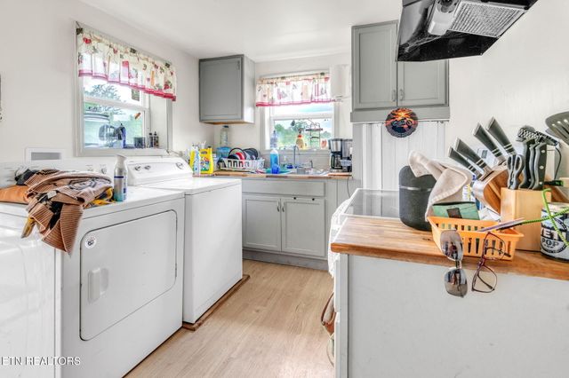 929 N Roane St, Harriman, TN 37748