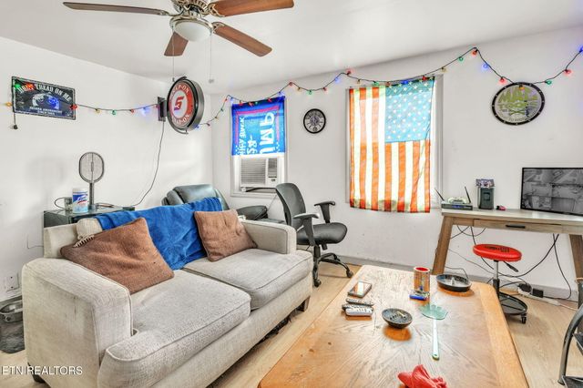 929 N Roane St, Harriman, TN 37748