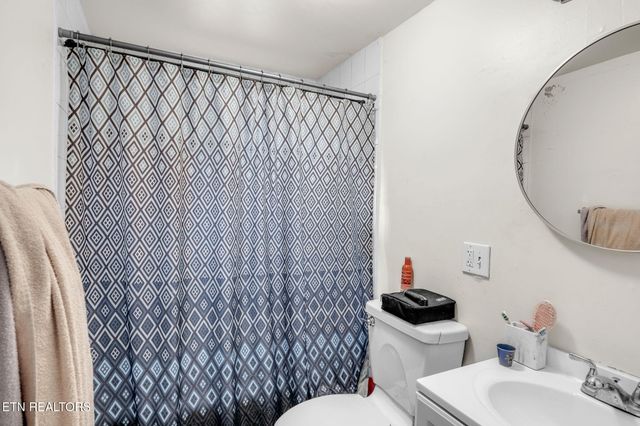 929 N Roane St, Harriman, TN 37748