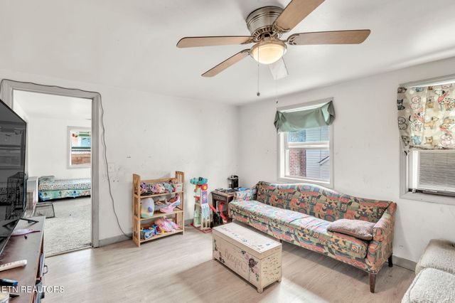 929 N Roane St, Harriman, TN 37748