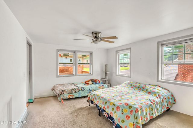 929 N Roane St, Harriman, TN 37748