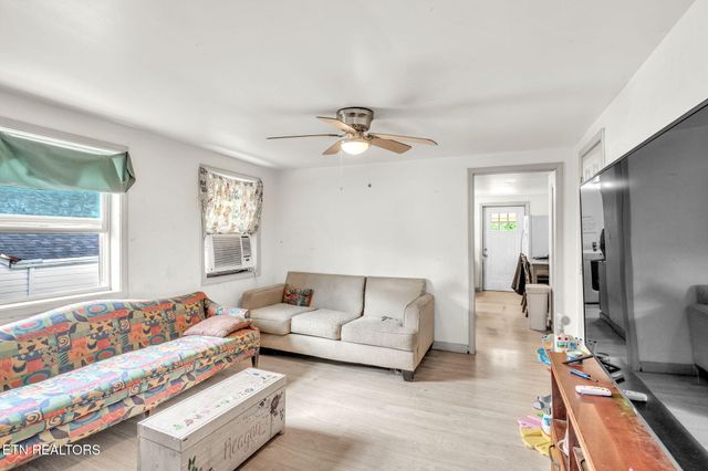 929 N Roane St, Harriman, TN 37748