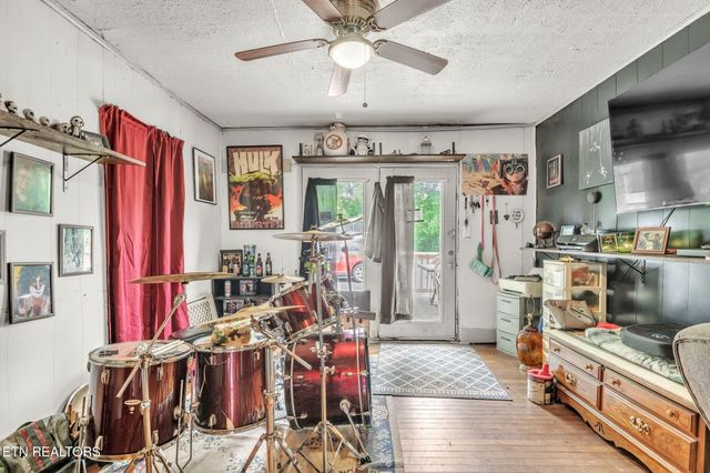 929 N Roane St, Harriman, TN 37748