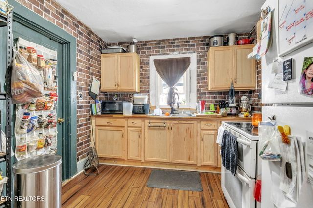 929 N Roane St, Harriman, TN 37748