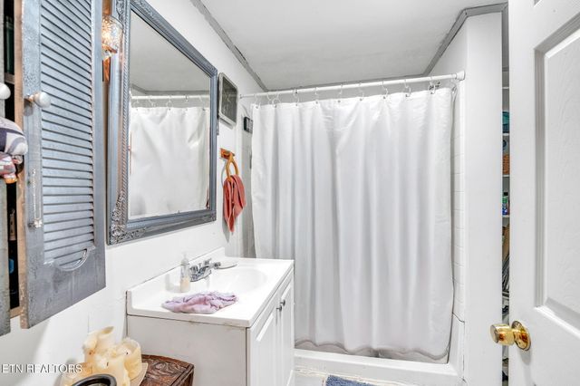 929 N Roane St, Harriman, TN 37748