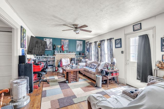 929 N Roane St, Harriman, TN 37748