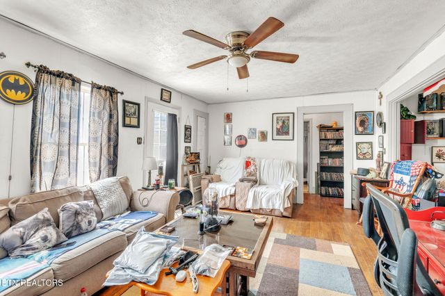 929 N Roane St, Harriman, TN 37748