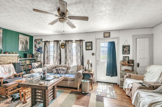 929 N Roane St, Harriman, TN 37748