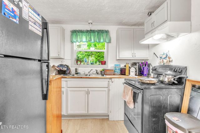 929 N Roane St, Harriman, TN 37748