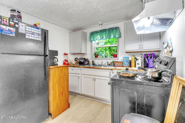 929 N Roane St, Harriman, TN 37748