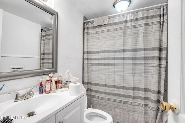 929 N Roane St, Harriman, TN 37748