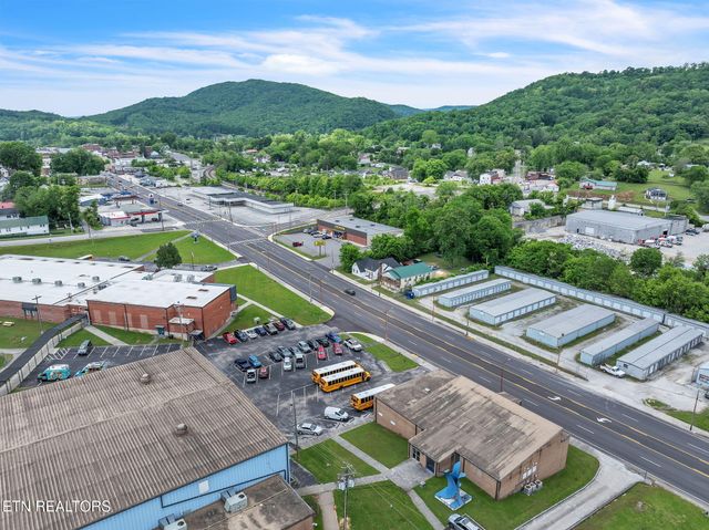 929 N Roane St, Harriman, TN 37748