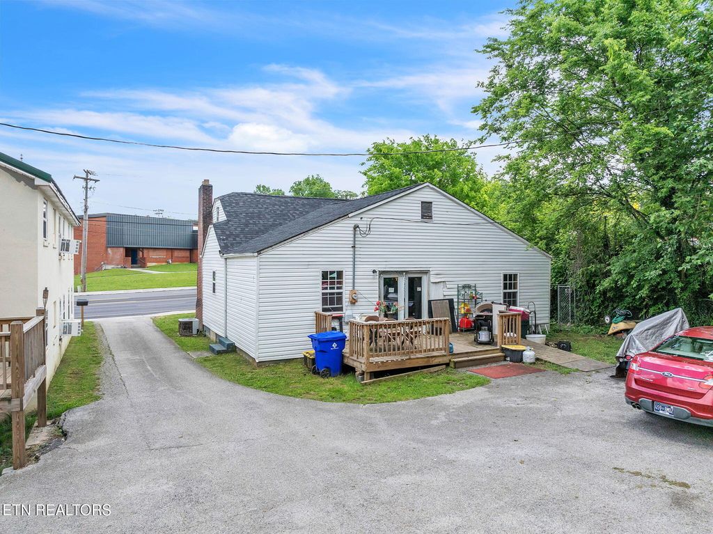 929 N Roane St, Harriman, TN 37748