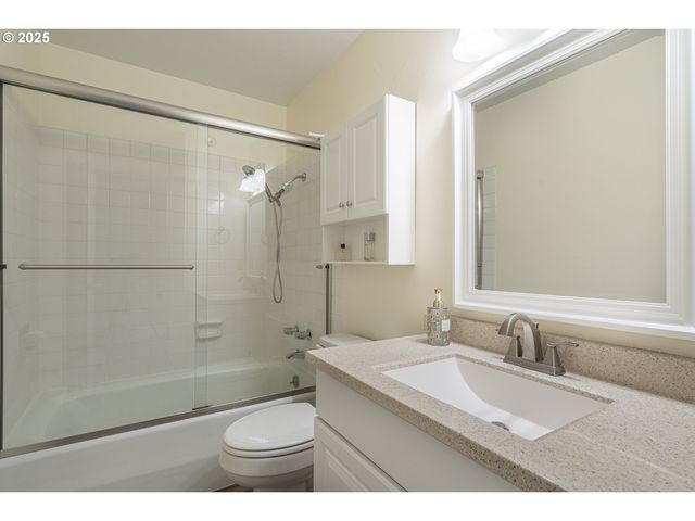 1235 Nw MICHELBOOK Ln, Mc Minnville, OR 97128