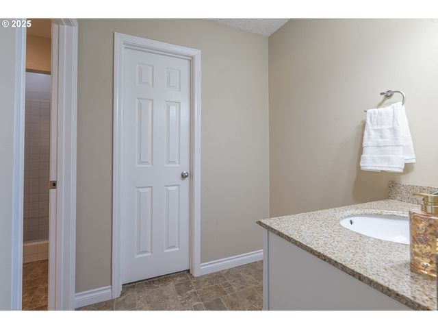 1235 Nw MICHELBOOK Ln, Mc Minnville, OR 97128