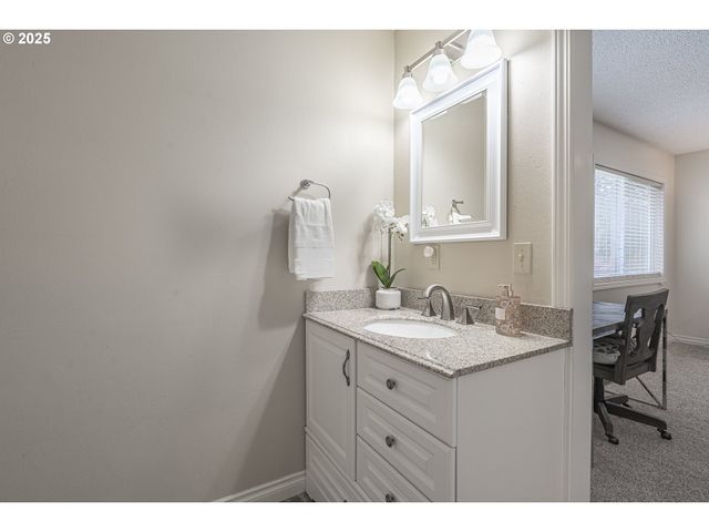 1235 Nw MICHELBOOK Ln, Mc Minnville, OR 97128