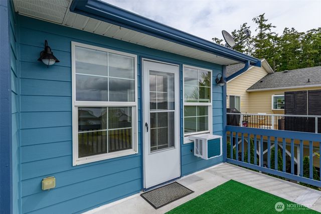 1086 Landing Circle, Oak Harbor, WA 98277