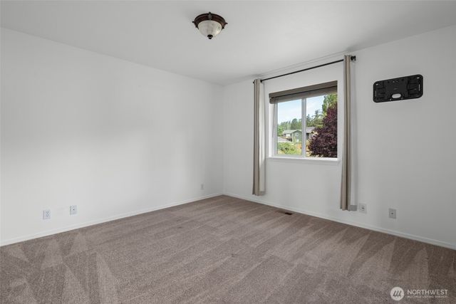 1086 Landing Circle, Oak Harbor, WA 98277