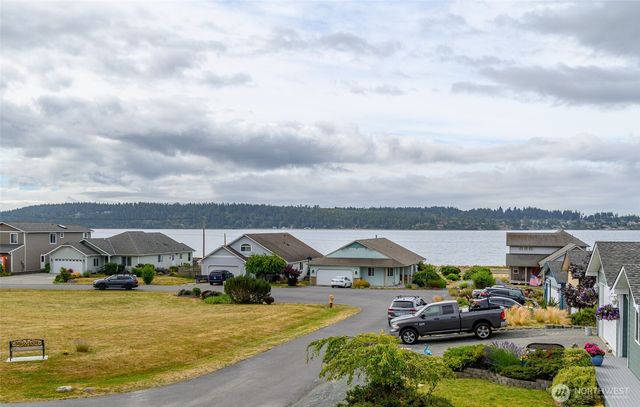 1086 Landing Circle, Oak Harbor, WA 98277