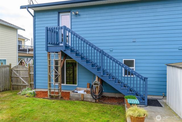 1086 Landing Circle, Oak Harbor, WA 98277