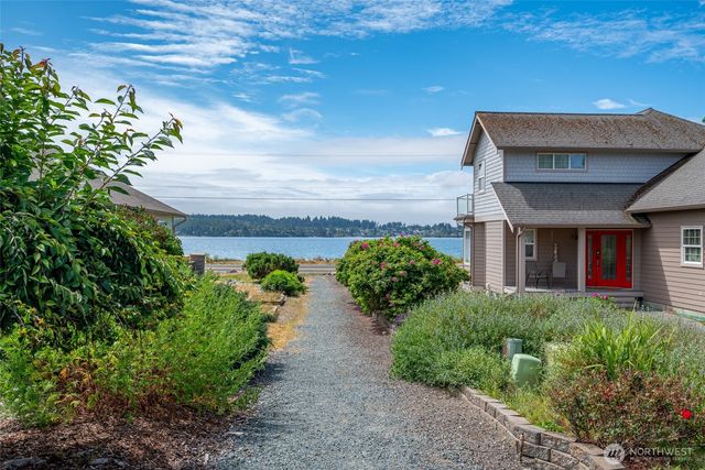 1086 Landing Circle, Oak Harbor, WA 98277