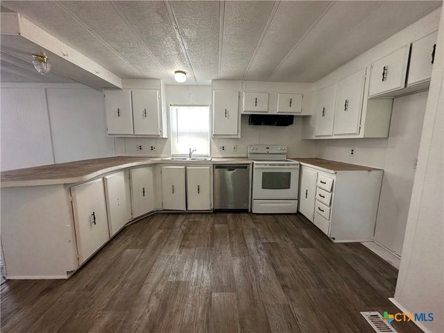 311 Meadow Lake Drive, Seguin, TX 78155