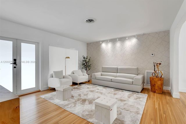 301 SW 30th Ct, Miami, FL 33135