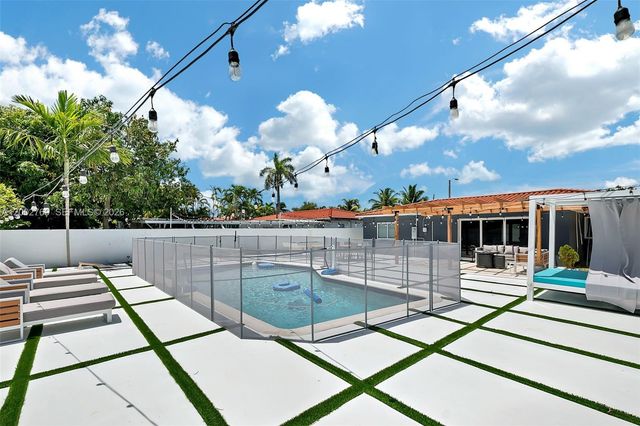 301 SW 30th Ct, Miami, FL 33135